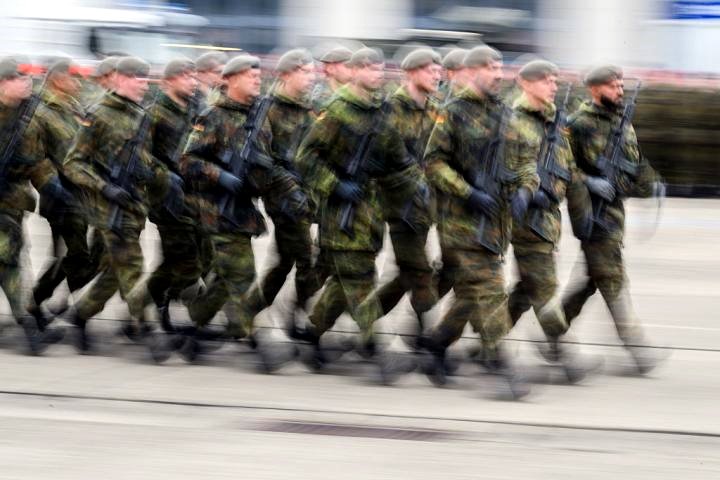 Soldados marchando en el cuartel Hauptfeldwebel-Lagenstein durante un evento del Comando Estatal de Baja Sajonia, en Hannover, Alemania.