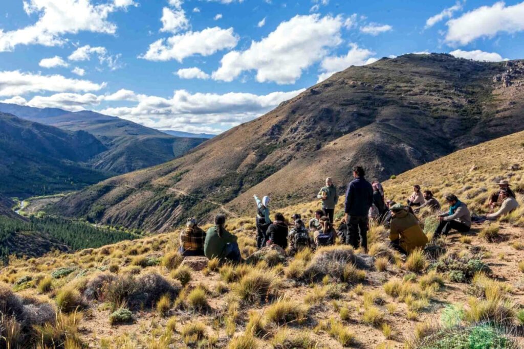 Soledad Cayunao, defensora mapuche, señala las nacientes del Río Chubut, en Río Negro. Las tierras fueron compradas por el polista Hugo Alberto Barabucci, quien admitió haber adquirido 14.689 hectáreas como testaferro del emir de Abu Dhabi.