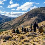 Soledad Cayunao, defensora mapuche, señala las nacientes del Río Chubut, en Río Negro. Las tierras fueron compradas por el polista Hugo Alberto Barabucci, quien admitió haber adquirido 14.689 hectáreas como testaferro del emir de Abu Dhabi.