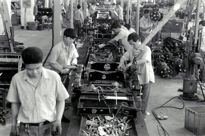 Trabajadores en una fábrica de automóviles en Guangzhou, China.