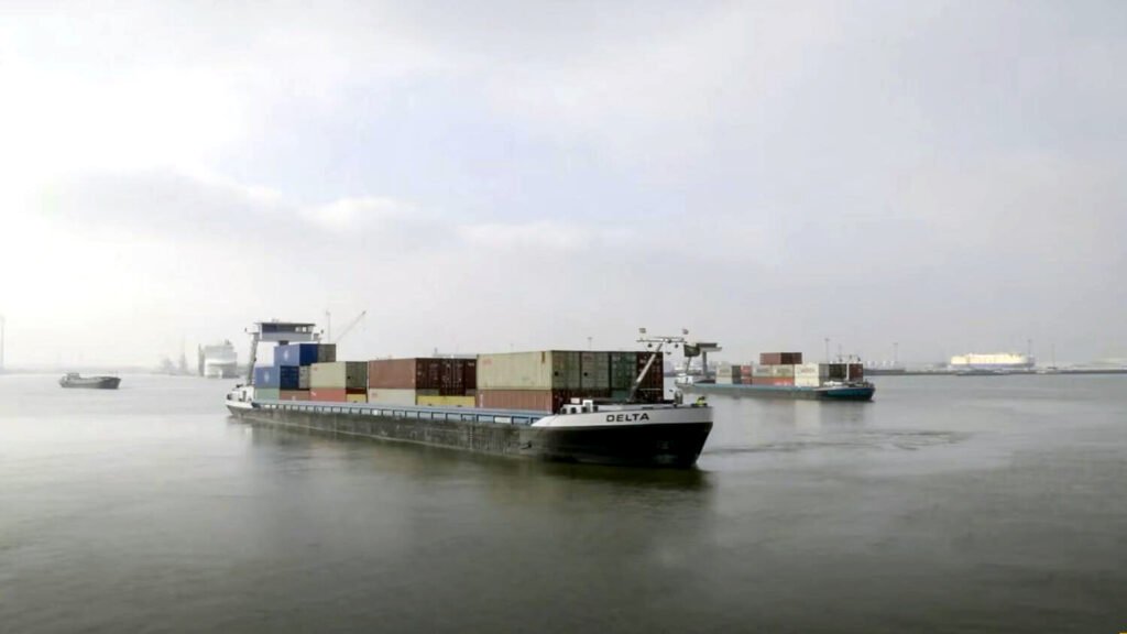 Transporte marítimo varado en el estrecho de Ormuz, debido a la guerra iniciada por Israel y los Estados Unidos.