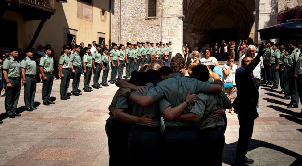 Un grupo de guardias civiles y familiares reunidos durante el funeral de Laura Cruz, la guardia civil asesinada por Dámaso Fernández, su expareja y exguardia civil, en Llanes, el 7 de agosto de 2026.