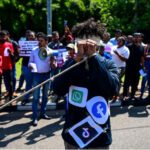 Un activista protesta contra la vigilancia y la censura en las redes sociales en Colombo, Sri Lanka, el 24 de enero de 2024.