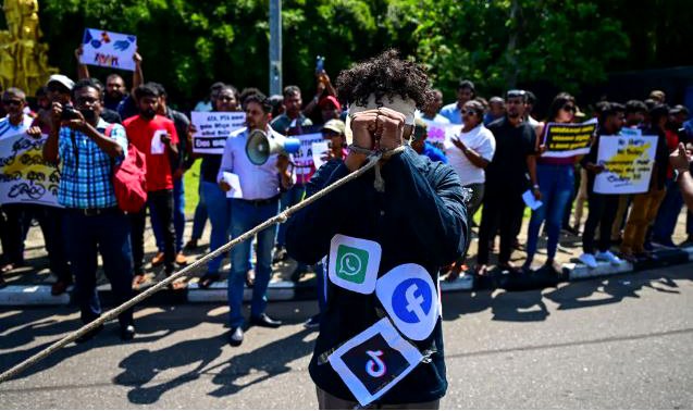 Un activista protesta contra la vigilancia y la censura en las redes sociales en Colombo, Sri Lanka, el 24 de enero de 2024.