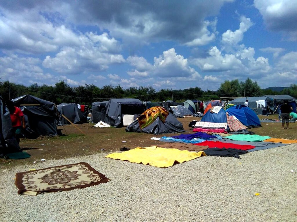 Un asentamiento informal de personas en tránsito en Bosnia y Herzegovina tras una inundación por lluvias.