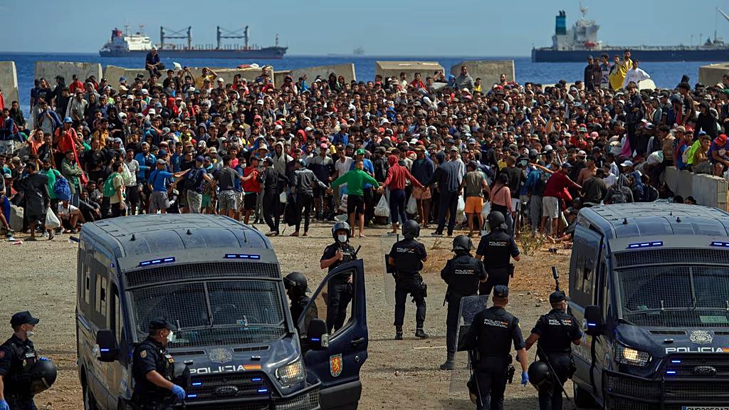 Un grupo de vecinos prende fuego a chabolas de inmigrantes en la playa del Trampolín.