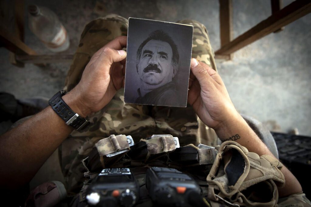 Un militante sostiene una foto de Abdullah Öcalan.