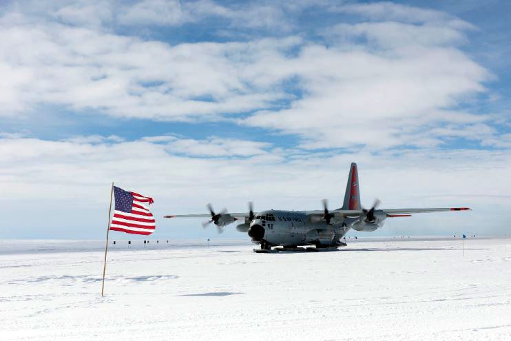 Una aeronave de la Guardia Nacional Aérea de Estados Unidos en Camp Raven, una base temporal situada en el norte de Groenlandia, en pleno corazón del Ártico
