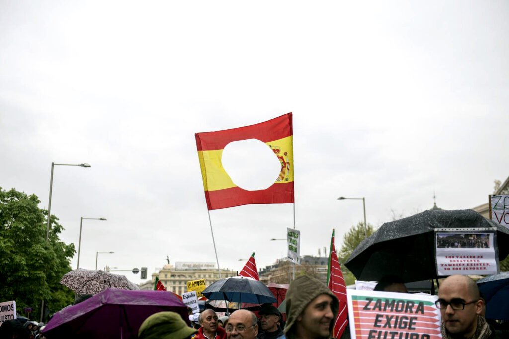Una bandera de España agujereada en la manifestación España Vacia. Álvaro Minguito.