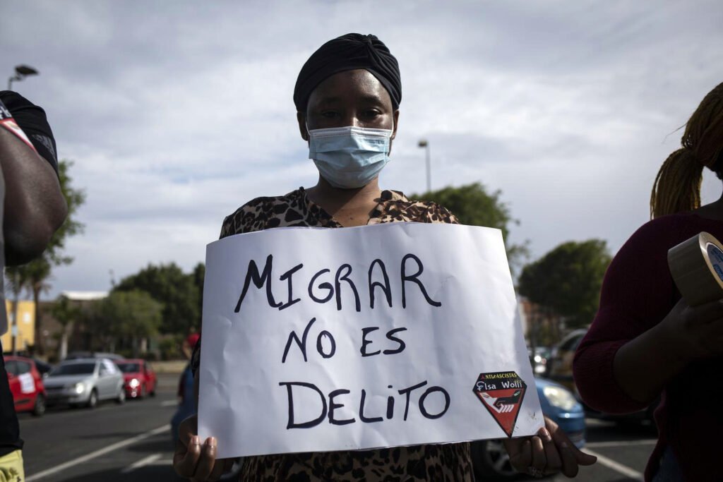 Una caravana de vehículos marcha en Gran Canaria por los derechos de las personas migrantes, noviembre 2020.
