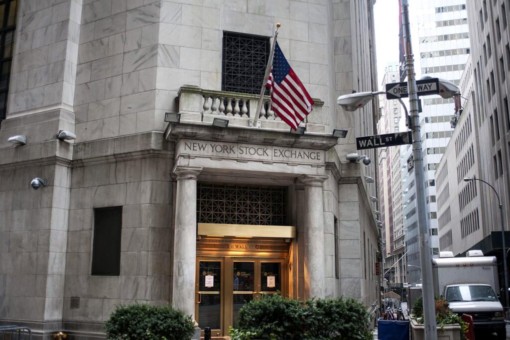 Una de las entradas a la Bolsa de Nueva York en Wall Street. Álvaro Minguito.