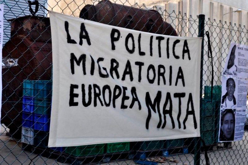 Una pancarta colocada por el movimiento Tanquem Els CIE.