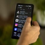 Una persona revisa en el móvil las aplicaciones de sus redes sociales.