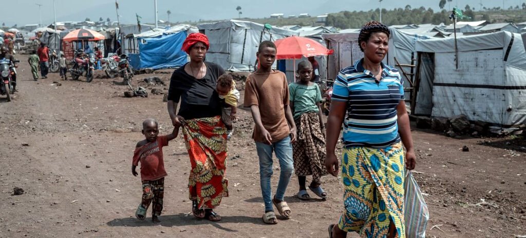 Varias personas caminan por un campo de desplazados cerca de Goma, en el este de la República Democrática del Congo.