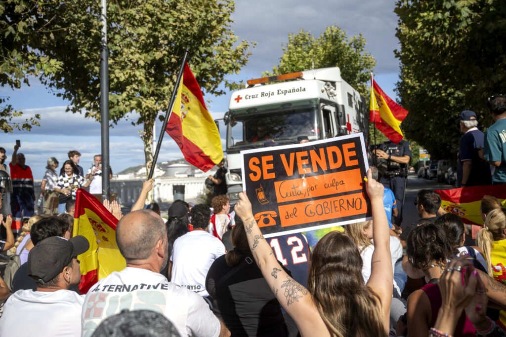 Varias personas intentan bloquear la ayuda humanitaria en la playa de El Espigón.