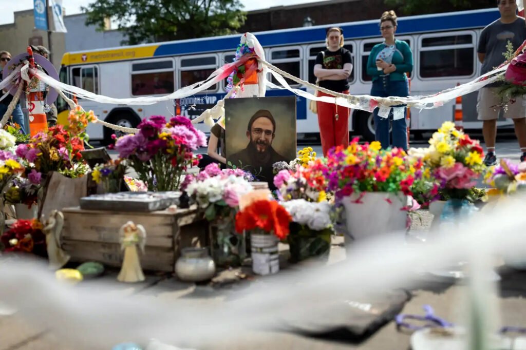 Varias personas se congregaron en la avenida Nicollet de Minneapolis para rendir homenaje a Alex Pretti, seis meses después de que fuera asesinado a tiros por agentes federales.