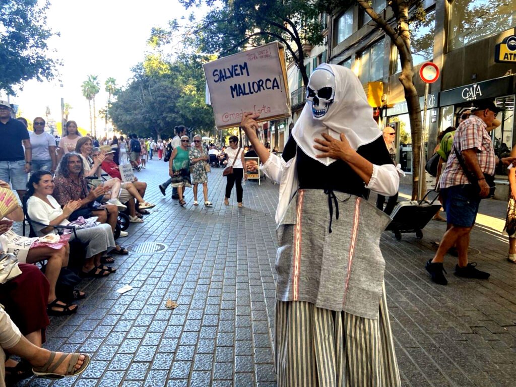 Vecinos y vecinas durante la acción del pasado sábado en Palma.