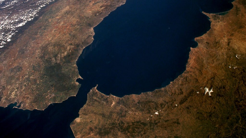 Vista aérea del Estrecho de Gibraltar, que muestra la separación geográfica y tectónica entre Europa y África.
