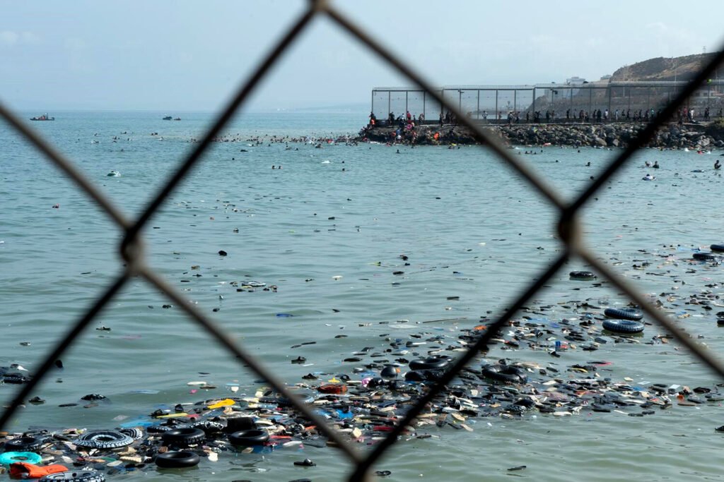 Zapatos y prendas de vestir que quedaron en el mar frente a Ceuta tras el cruce masivo.