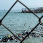 Zapatos y prendas de vestir que quedaron en el mar frente a Ceuta tras el cruce masivo.