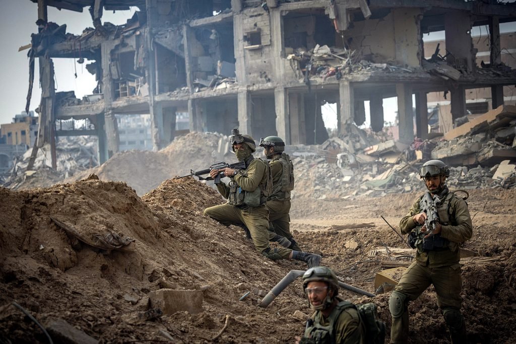 «Me aburro, así que disparo»: La aprobación del ejército israelí a la violencia indiscriminada en Gaza.
