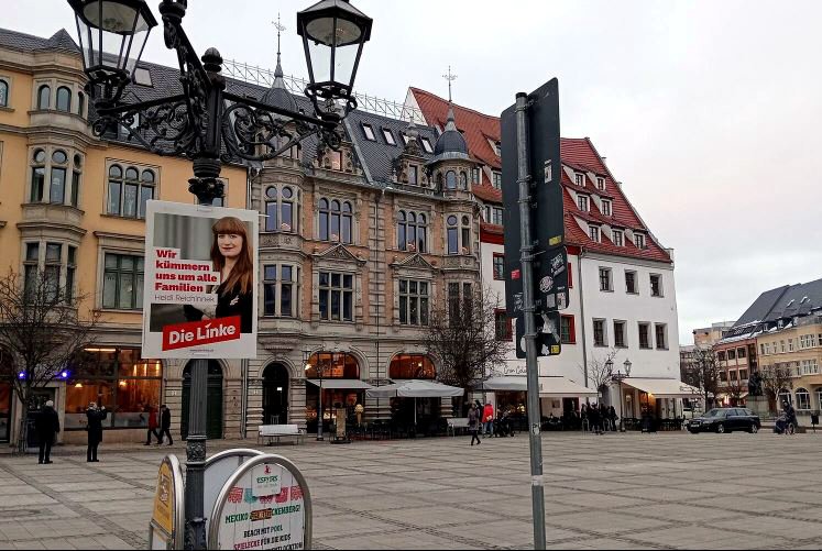 Pancarta electoral de Die Linke en Zwickau, con la co-líder de la candidatura del partido, Heidi Reichinnek. En el cartel se puede leer: 'Nos cuidamos de todas las familias'.