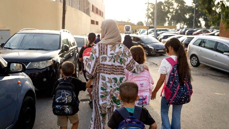 Una niña ceutí que participaba en una protesta en Ceuta es acosada por otros manifestantes: 'Invasora, tienes tubertucolosis'.