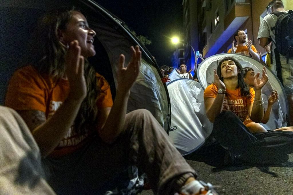 Más de 300 personas arropan a Maricarmen la víspera del desalojo