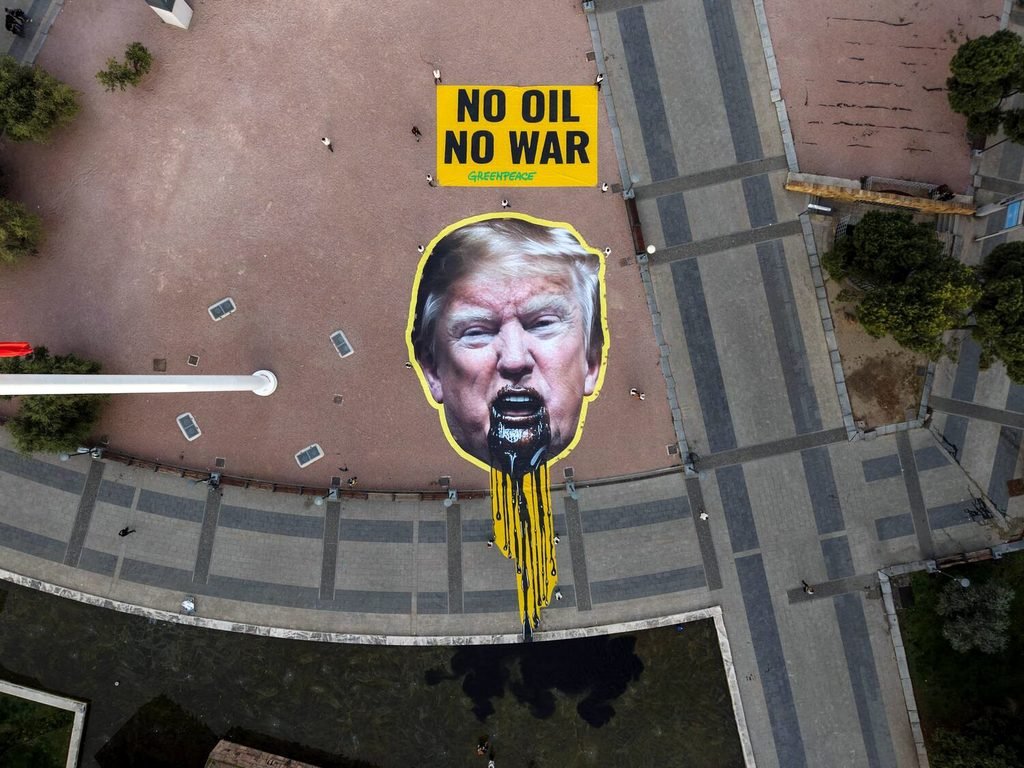 Acción de Greenpeace contra los combustibles fósiles y las guerras que generan en la plaza de Colón de Madrid, el pasado 23 de abril..