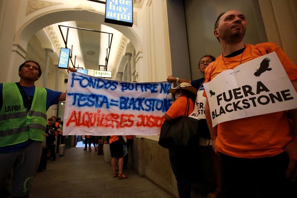 Activistas del sindicato de inquilinos en el Axel Hotel en la calle Atocha, de Madrid. Fotografía de Alberto Astudillo.