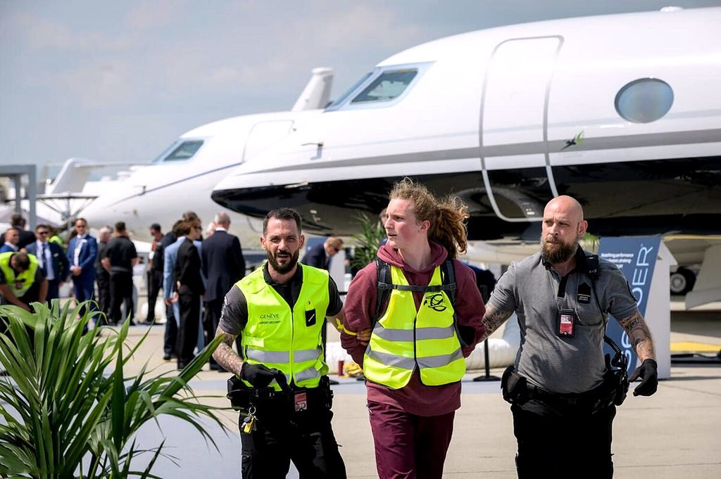 Activistas interrumpen la mayor feria de venta de aviones privados de Europa, la Convención y Exposición anual Europea de Aviación Comercial (EBACE) en Ginebra.