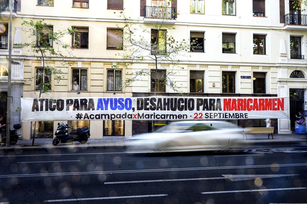 Activistas por el derecho a la vivienda colocaron una pancarta en apoyo a Maricarmen, frente al ático que la Comunidad de Madrid compró en el barrio de Chamberí para la presidenta Ayuso. Fotografía de Álvaro Minguito.