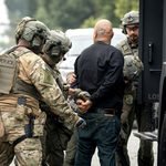 Agentes de ICE detienen a un hombre en junio de 2025.