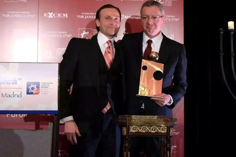 Alberto Ruiz-Gallardón recibe el premio Or Janucá de manos de David Hatchwell, líder del lobby sionista en España. 2015.