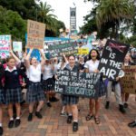 Alumnos de colegios protestan contra el cambio climático en el centro de Nelson, Nueva Zelanda.