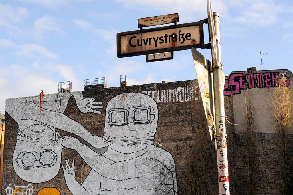 Antiguo mural del artista callejero Blu en el barrio de Kreuzberg. El mural, uno de los más icónicos, fue tapado con pintura negra en diciembre de 2014. Fotografía de Álvaro Minguito.
