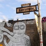 Antiguo mural del artista callejero Blu en el barrio de Kreuzberg. El mural, uno de los más icónicos, fue tapado con pintura negra en diciembre de 2014. Fotografía de Álvaro Minguito.