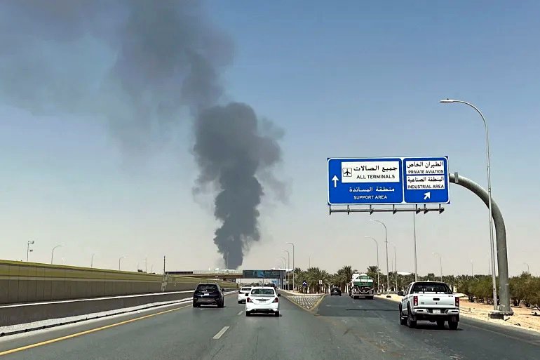 Columna de humo tras ataque hutí en el área de almacenamiento de combustible del Aeropuerto Internacional Rey Khalid, en Riad, Arabia Saudita, el 19 de septiembre de 2026.