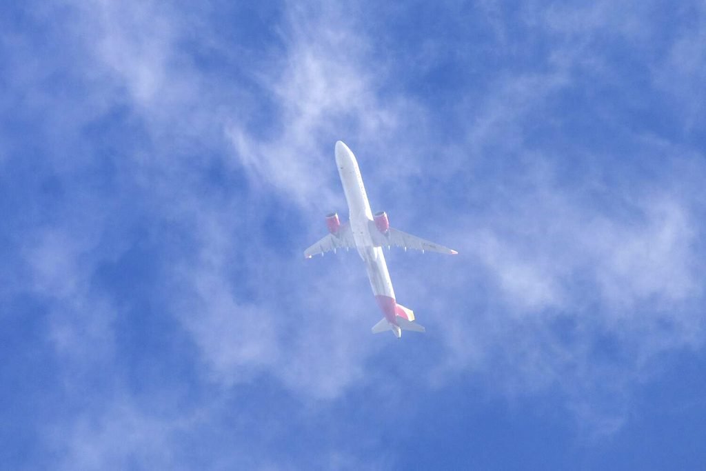 Avión de Iberia ascendiendo tras el despegue del aeropuerto de Barajas, Madrid - Fotografía de David F. Sabadell.