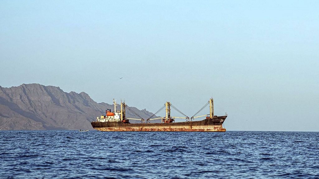 Barco navegando el estrecho de Bab-el- Mandeb, que separa la península Arábiga del Cuerno de África.