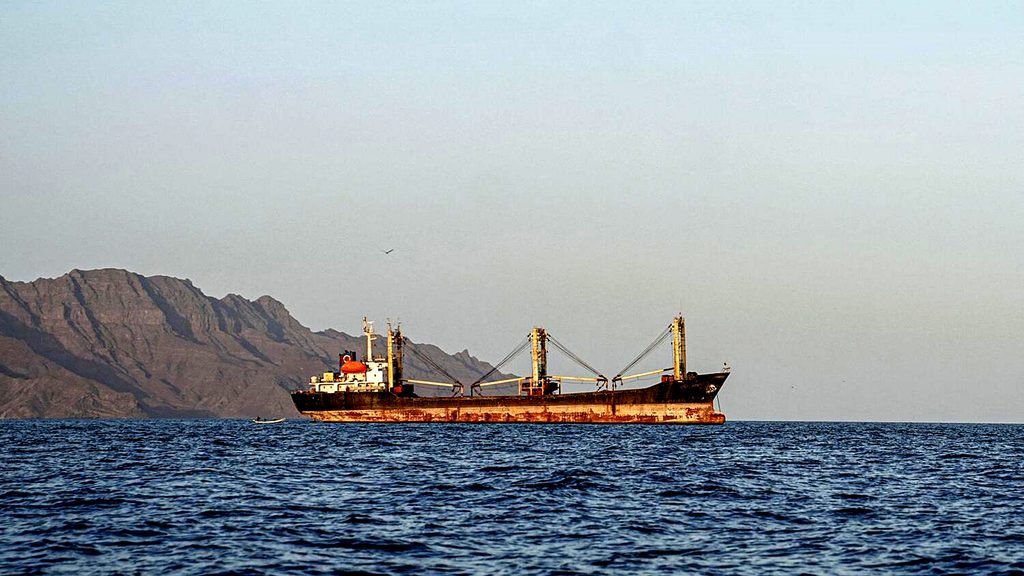 Barco navegando el estrecho de Bab-el- Mandeb, que separa la península Arábiga del Cuerno de África.