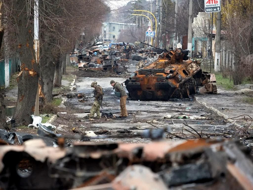 Calle principal de Bucha tras la invasión rusa de Ucrania en 2022.