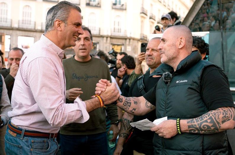 Daniel Esteve saluda al diputado de Vox Javier Ortega Smith durante un acto convocado por la asociación 'Una policía para el siglo XXI' en mayo de 2024.