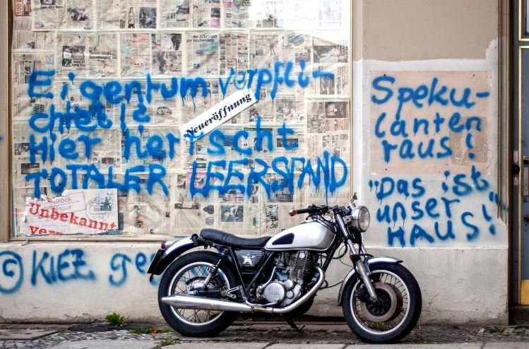 'Esta es nuestra casa' o 'Fuera especuladores'. Pintadas contra la especulación en la ciudad.