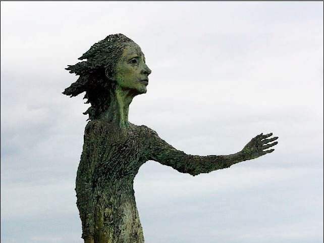 'La madre del emigrante'. Escultura de Ramón Muriedas ubicada en Gijón.