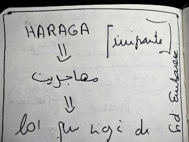 Una de las chicas que se aloja en el campamento escribe 'haraga', que significa migrante en situación administrativa irregular. Queralt Castillo Cerezuela.