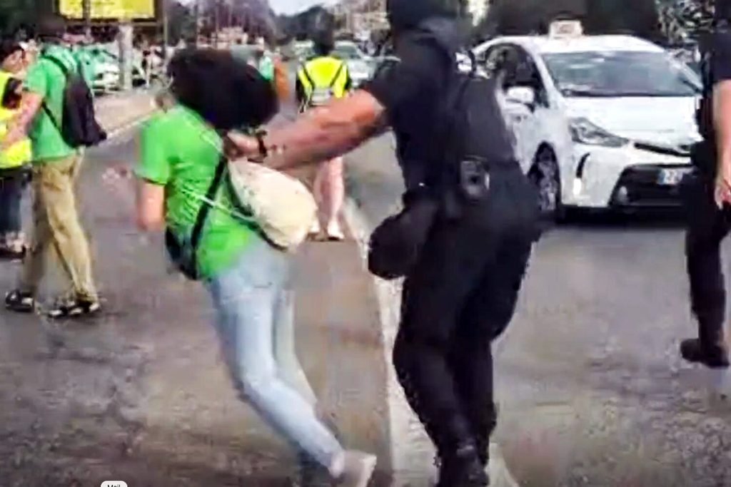 Captura del brutal empujón que profiere un agente de policía en València el pasado 31 de mayo.