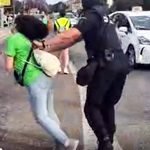 Captura del brutal empujón que profiere un agente de policía en València el pasado 31 de mayo.