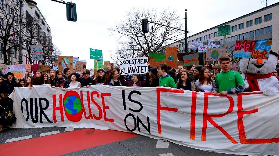 'Skolstrejk for Klimatet' (Huelga escolar por el clima) en la marcha climática Fridays For Future, Berlín.