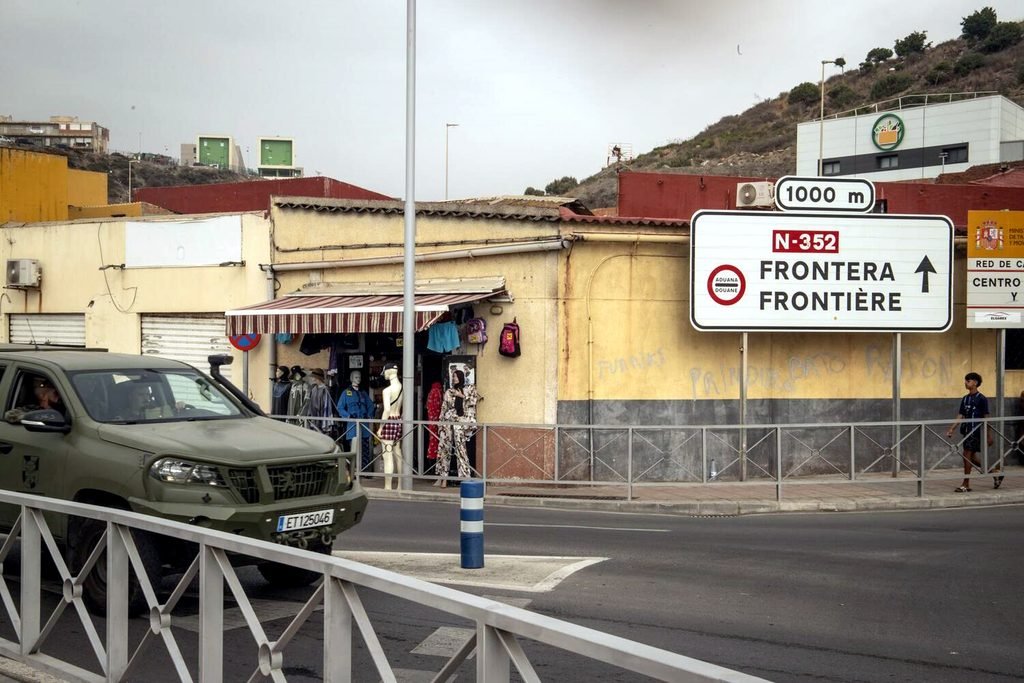 Carretera en la playa de La Almadraba cercana a El Tarajal y la frontera.